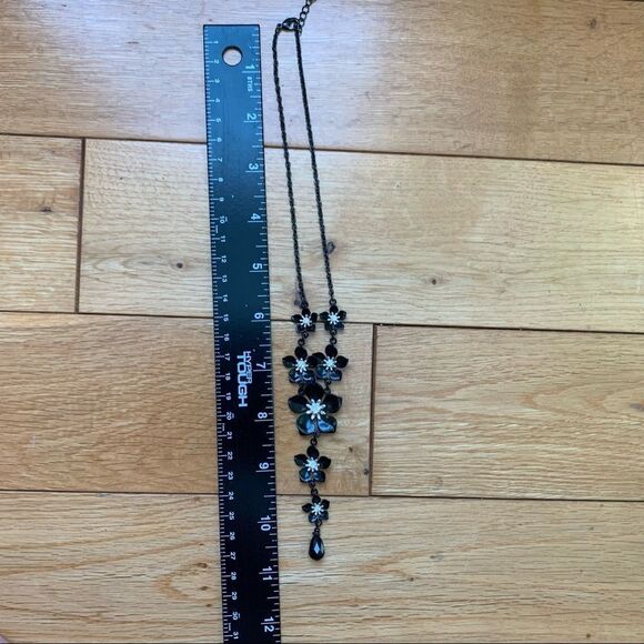 Flower drop sparkle necklace - Picture 8 of 8